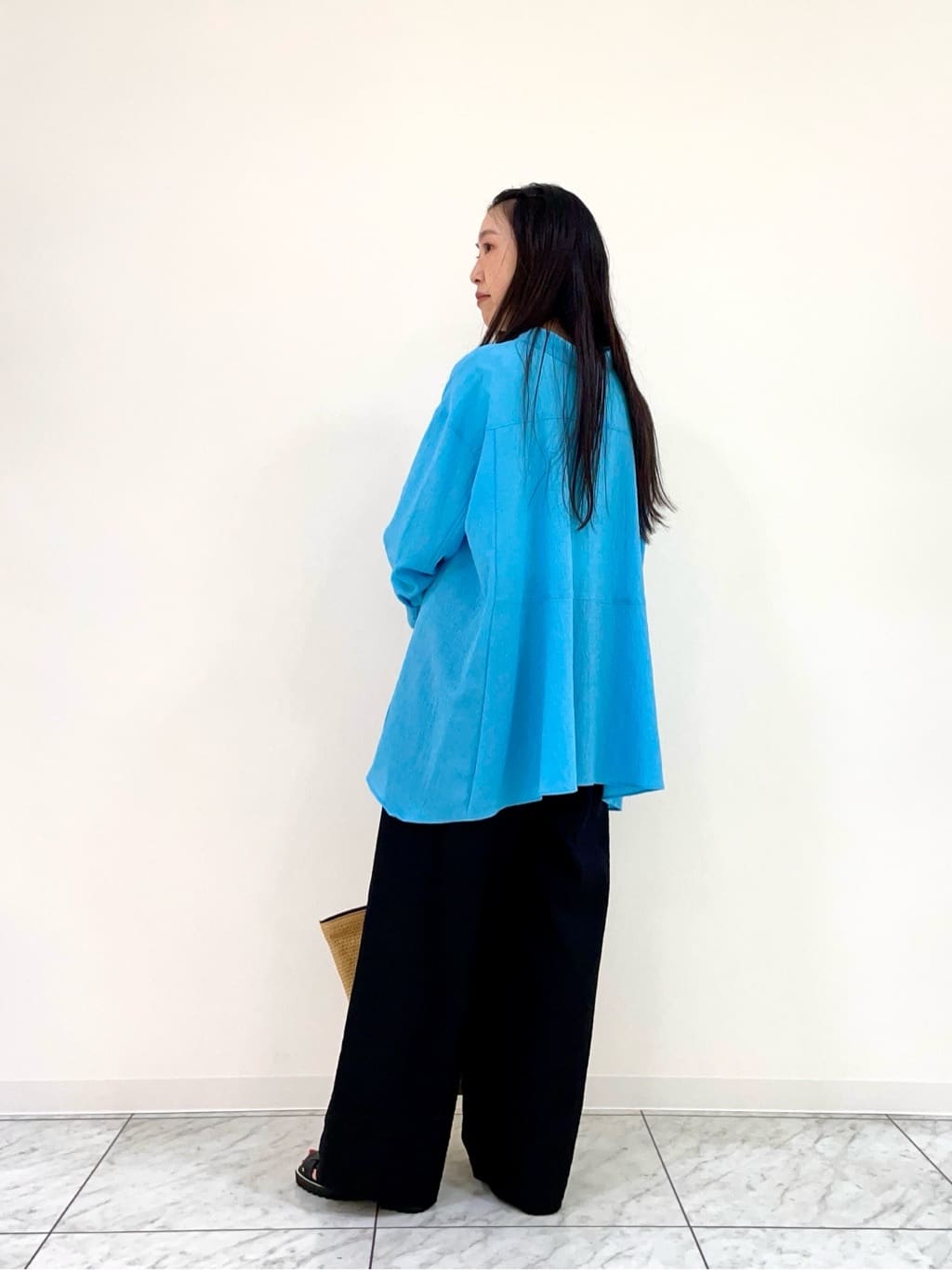 yukoさんの「INDIVI｜◆【洗える／凹凸素材】ハンカチーフヘム エアリーブラウス」を使ったコーディネート