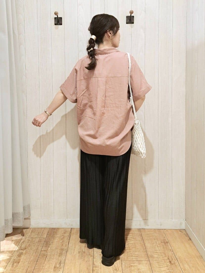 SAKIさんの「SHOO･LA･RUE｜【S-LL/UV/接触冷感/抗菌防臭】体型を自然にカバー フレンチリネンブレンド襟付ドルマンシャツ」を使ったコーディネート