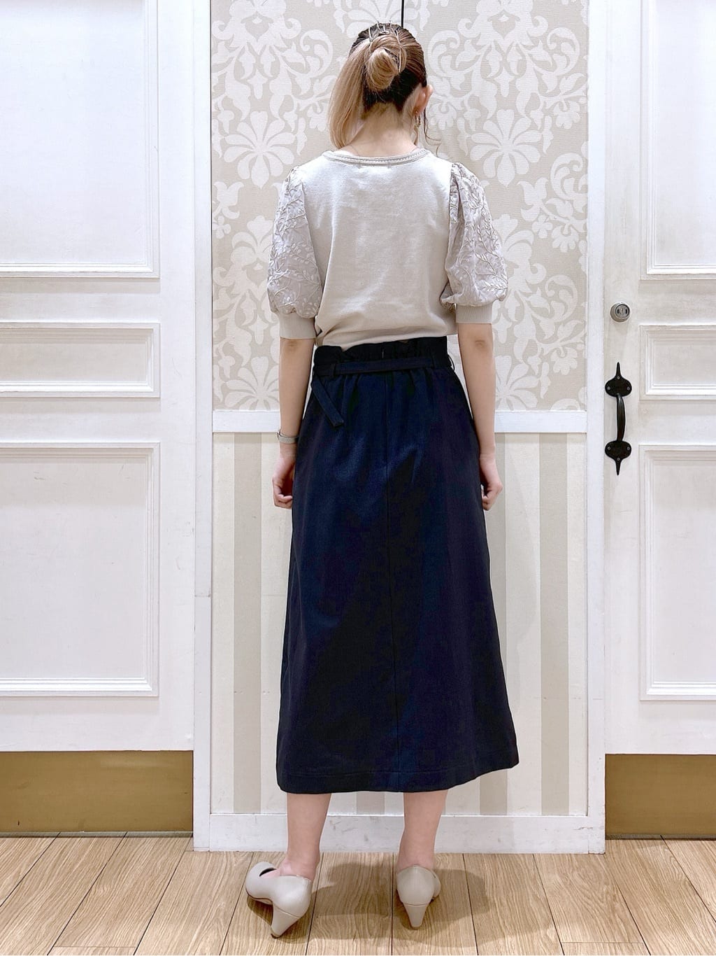 望 愛さんの「grove｜【ふわっと心地よい足入れ】やわここち(R)Vカットパンプス」を使ったコーディネート