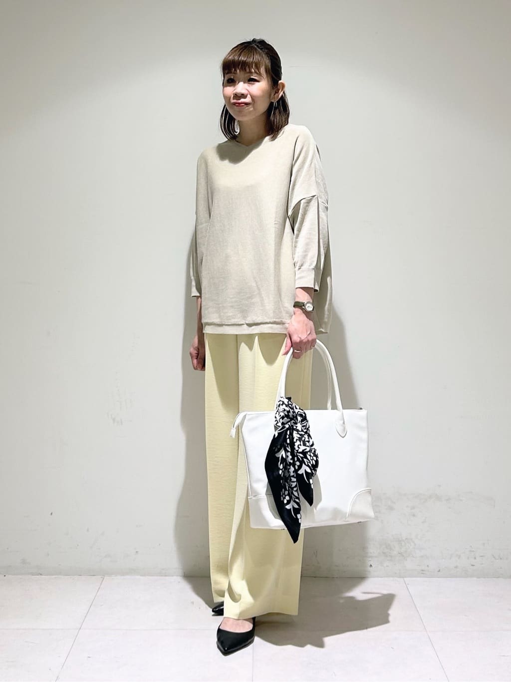 tsuyuさんの「INDIVI｜【90cm四方】ボタニカル柄大判スカーフ」を使ったコーディネート