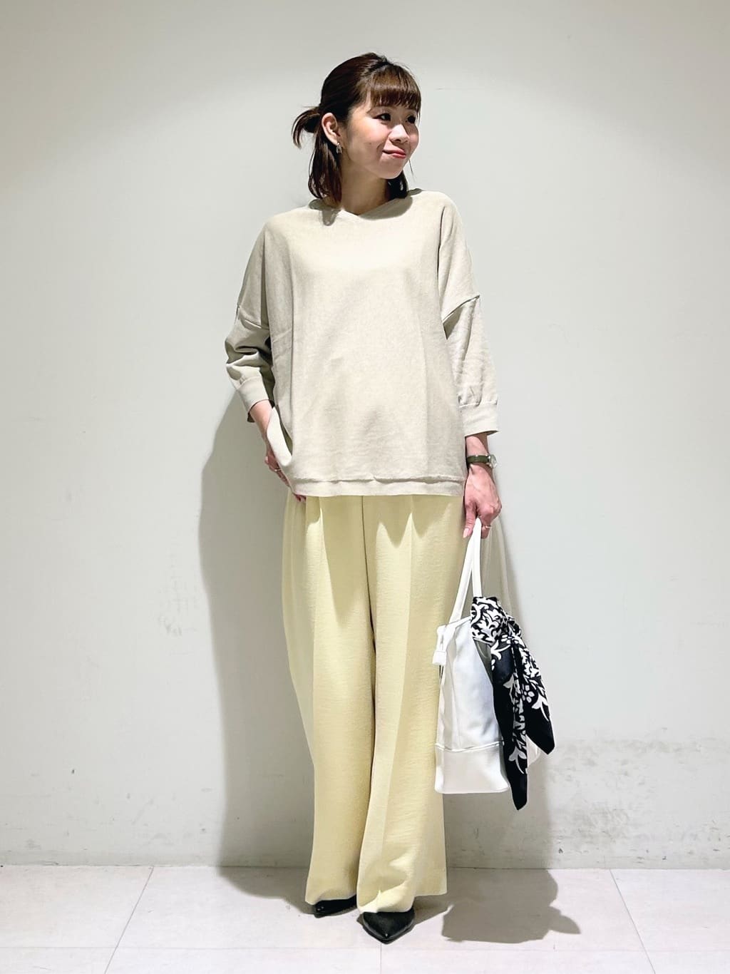 tsuyuさんの「INDIVI｜【90cm四方】ボタニカル柄大判スカーフ」を使ったコーディネート