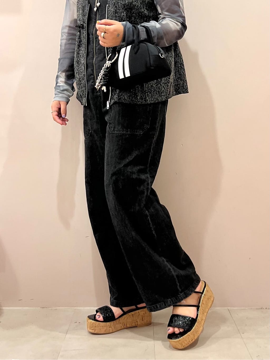 TAKAさんの「ESPERANZA｜グリッター&times;クリアベルト 厚底コルクサンダル」を使ったコーディネート