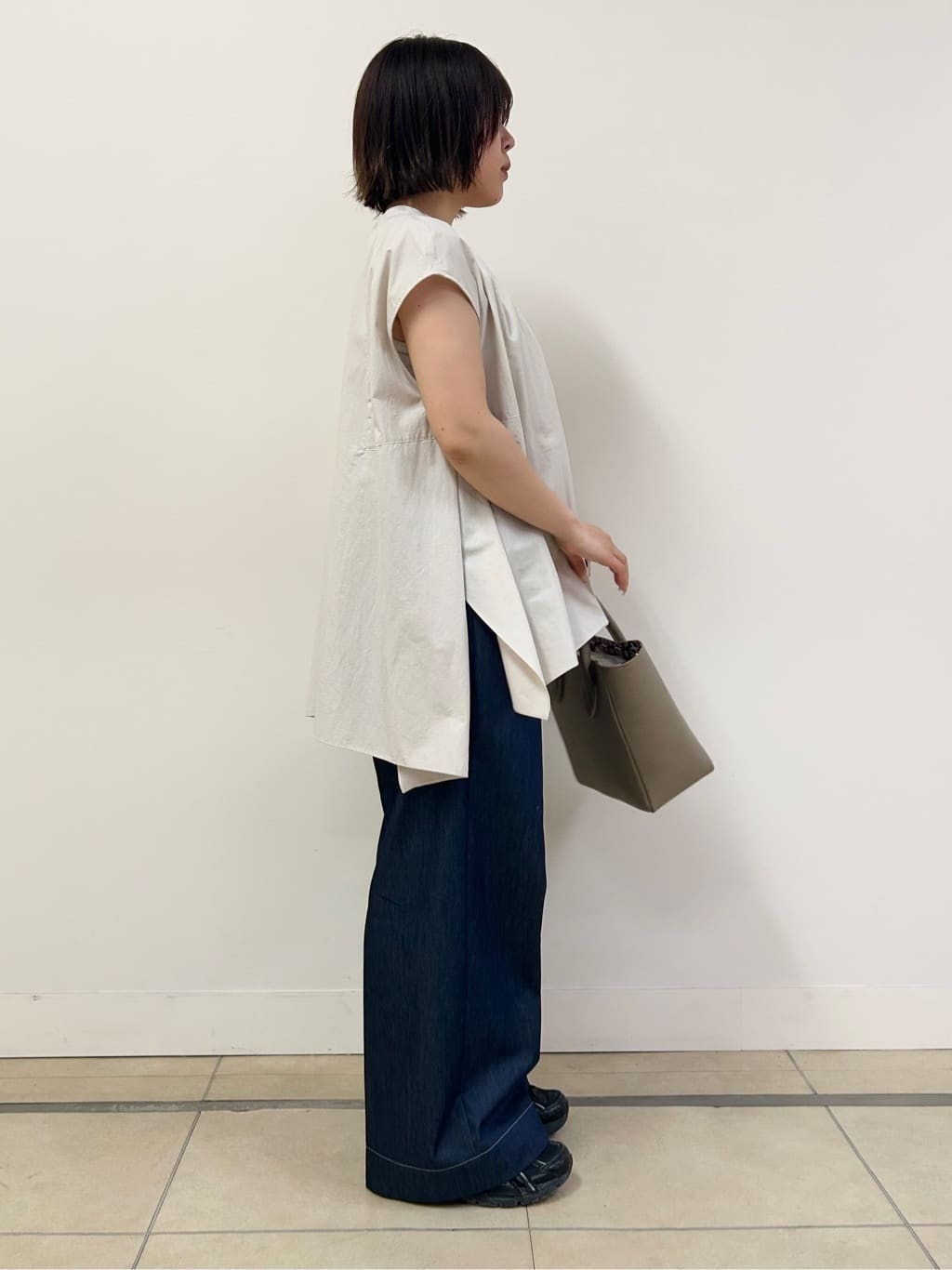 とりみさんの「DRESSTERIOR｜◆スクエアシュリンクレザー トートバッグ」を使ったコーディネート