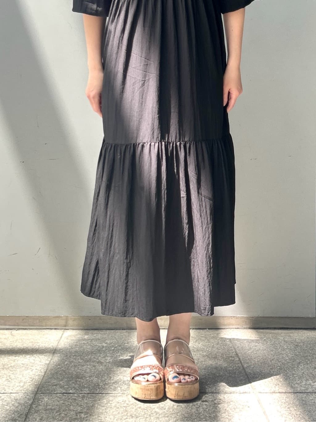 machikoさんの「ESPERANZA｜グリッター&times;クリアベルト 厚底コルクサンダル」を使ったコーディネート