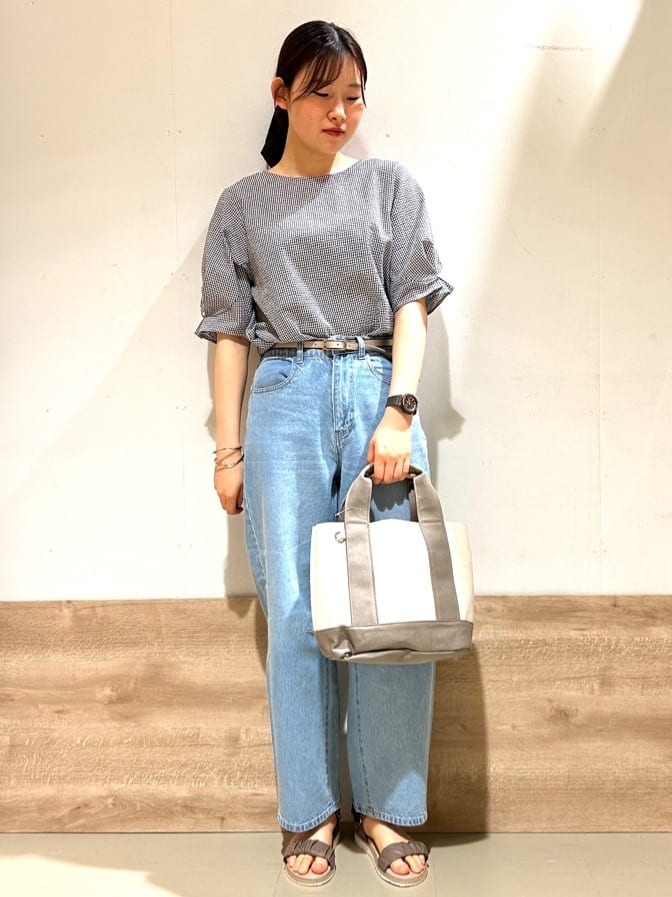 花さんの「SHOO･LA･RUE｜◆くしゅくしゅデザインが大人の抜け感をプラスする ギャザーベルトサンダル」を使ったコーディネート