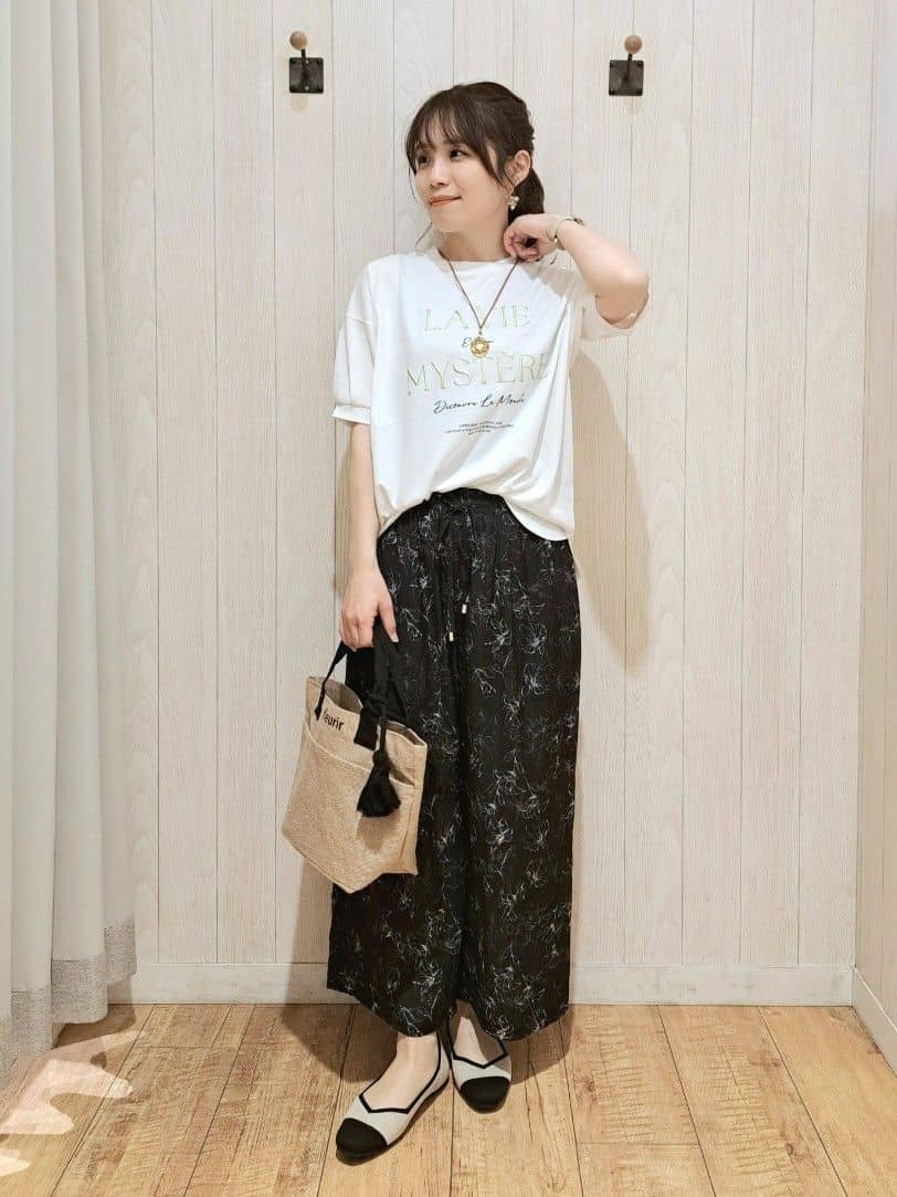 SAKIさんの「SHOO･LA･RUE｜【S-LL/ひんやり/UV】ぷっくりラメプリントロゴTシャツ」を使ったコーディネート