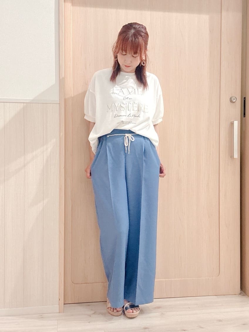 モカさんの「SHOO･LA･RUE｜【S-LL/ひんやり/UV】ぷっくりラメプリントロゴTシャツ」を使ったコーディネート