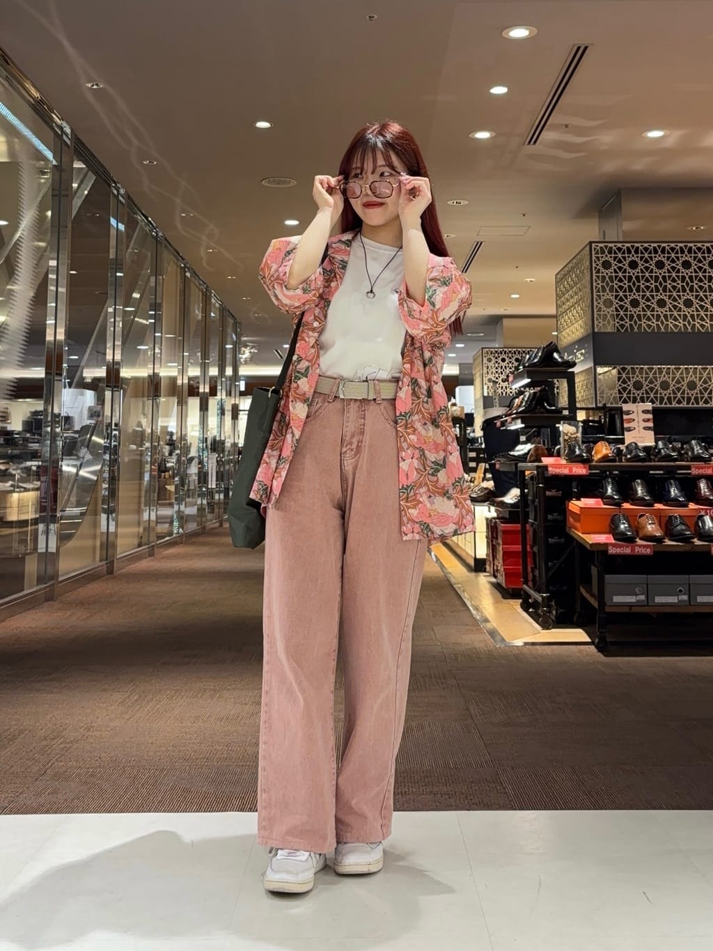 ウミさんの「TAKEO KIKUCHI｜【TAKEO KIKUCHI &times; THE BEDFORD HOTEL】インナーセルフレーム サングラ」を使ったコーディネート