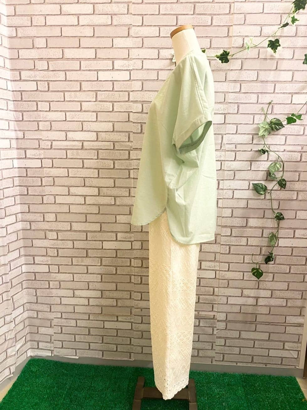 emiさんの「SHOO･LA･RUE｜◆【高レビュー/洗える/UV/吸水速乾】洗濯後しわになりにくいリネンブレンドドルマンシャツ」を使ったコーディネート