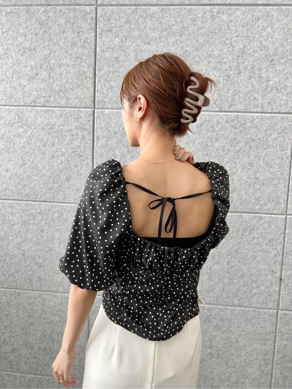 harunaさんの「CODE A｜polka dot blouse」を使ったコーディネート
