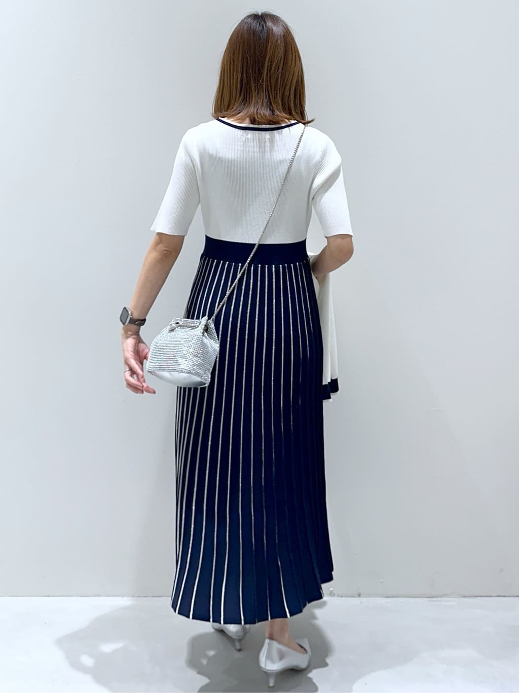 yukaさんの「OPAQUE.CLIP｜◆【6色展開】シャイニー素材巾着ミニショルダーバッグ」を使ったコーディネート