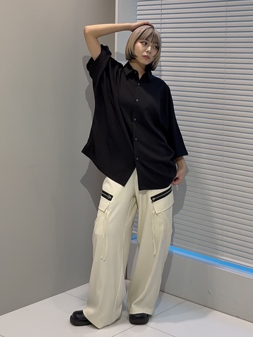 川本葵さんの「tk.TAKEO KIKUCHI｜◆AラインサイドZIPカーゴパンツ」を使ったコーディネート