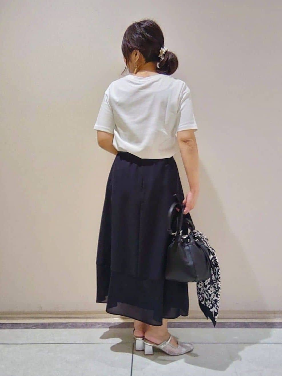 TOMOMIさんの「INDIVI｜【90cm四方】ボタニカル柄大判スカーフ」を使ったコーディネート