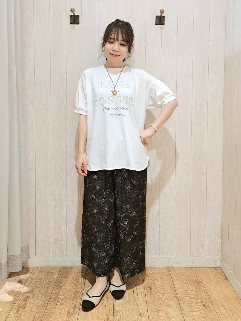 SAKIさんの「SHOO･LA･RUE｜【S-LL/ひんやり/UV】ぷっくりラメプリントロゴTシャツ」を使ったコーディネート