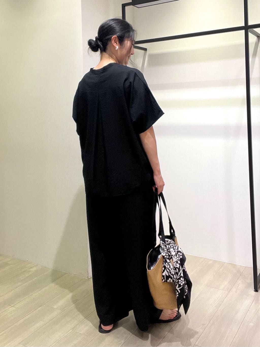 TOMOMIさんの「INDIVI｜【洗える／UVケア／SETUP可能】ドロストワイドパンツ」を使ったコーディネート