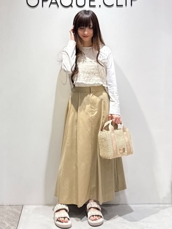mikaさんの「OPAQUE.CLIP｜◆《ツインセット》シャーリングビスチェ&times;ロングTシャツ【洗濯機洗い可】」を使ったコーディネート