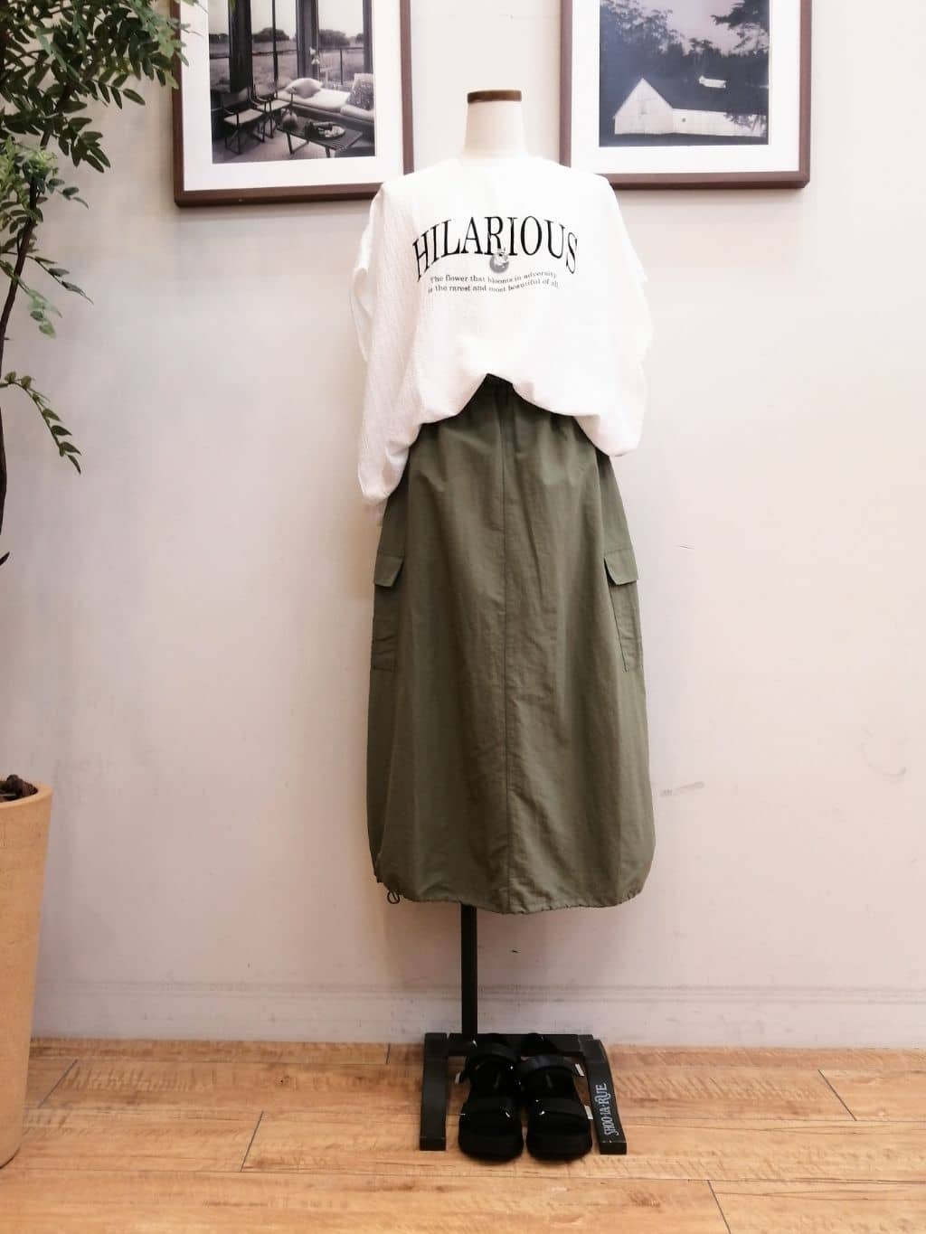 maiさんの「SHOO･LA･RUE｜◆【高レビュー】スポーティで上品 大人のためのテープスポサン」を使ったコーディネート