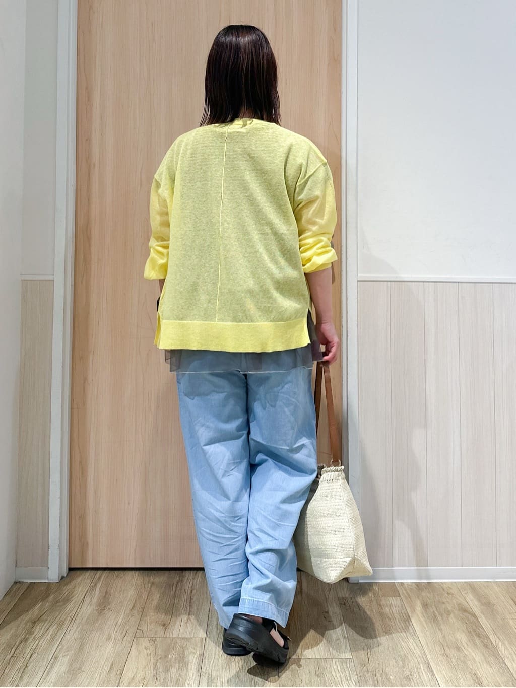 mimoさんの「SHOO･LA･RUE｜◆【洗える】ナチュラルなシアー感が魅力 Vネックカーディガン」を使ったコーディネート
