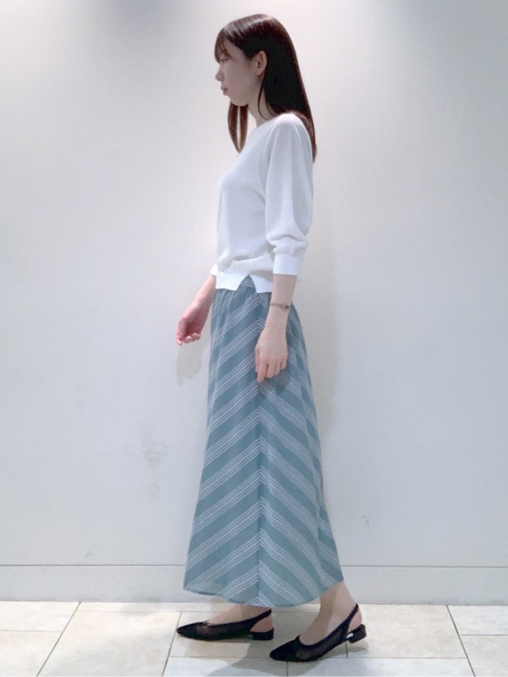 ヤマグチさんの「Reflect｜◆【接触冷感／洗える／ジャケットインナーにおすすめ】レースデザインニット」を使ったコーディネート