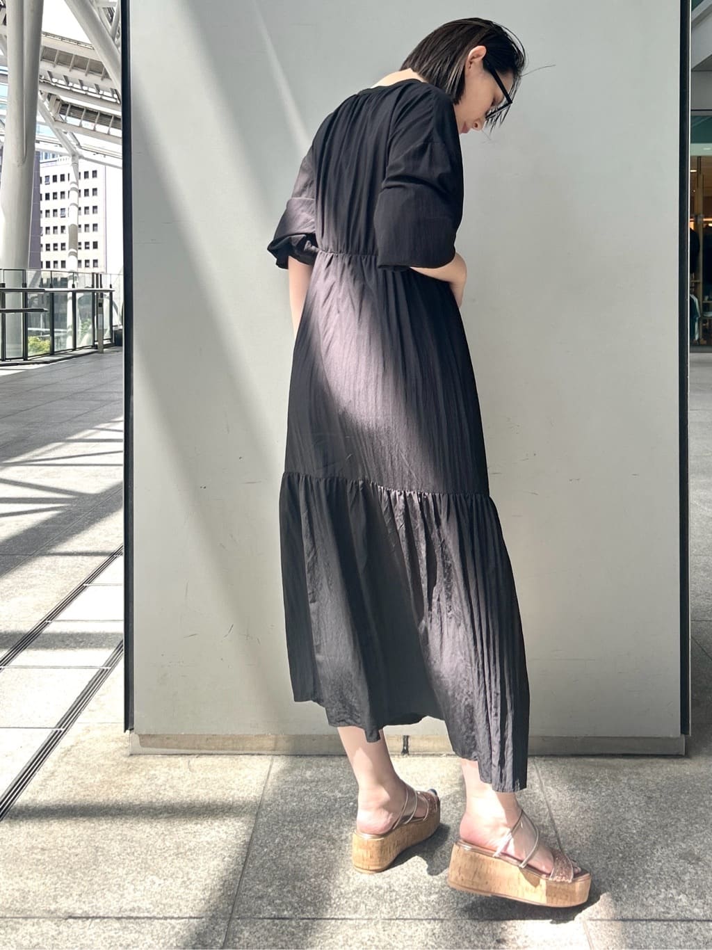 machikoさんの「ESPERANZA｜グリッター&times;クリアベルト 厚底コルクサンダル」を使ったコーディネート