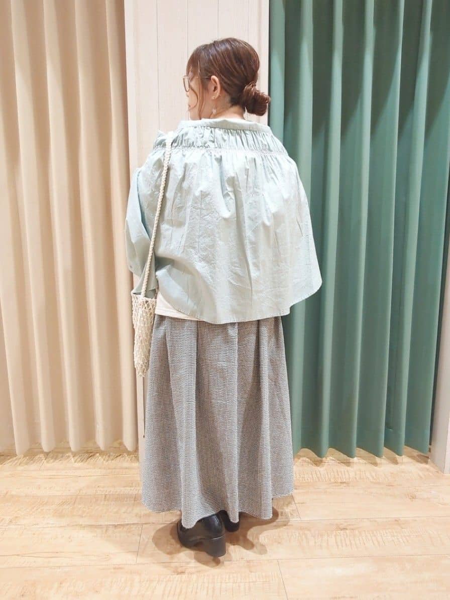 タガさんの「SHOO･LA･RUE｜◆【洗える】バックギャザーがポイント 綿ワッシャー前開きシャツ」を使ったコーディネート