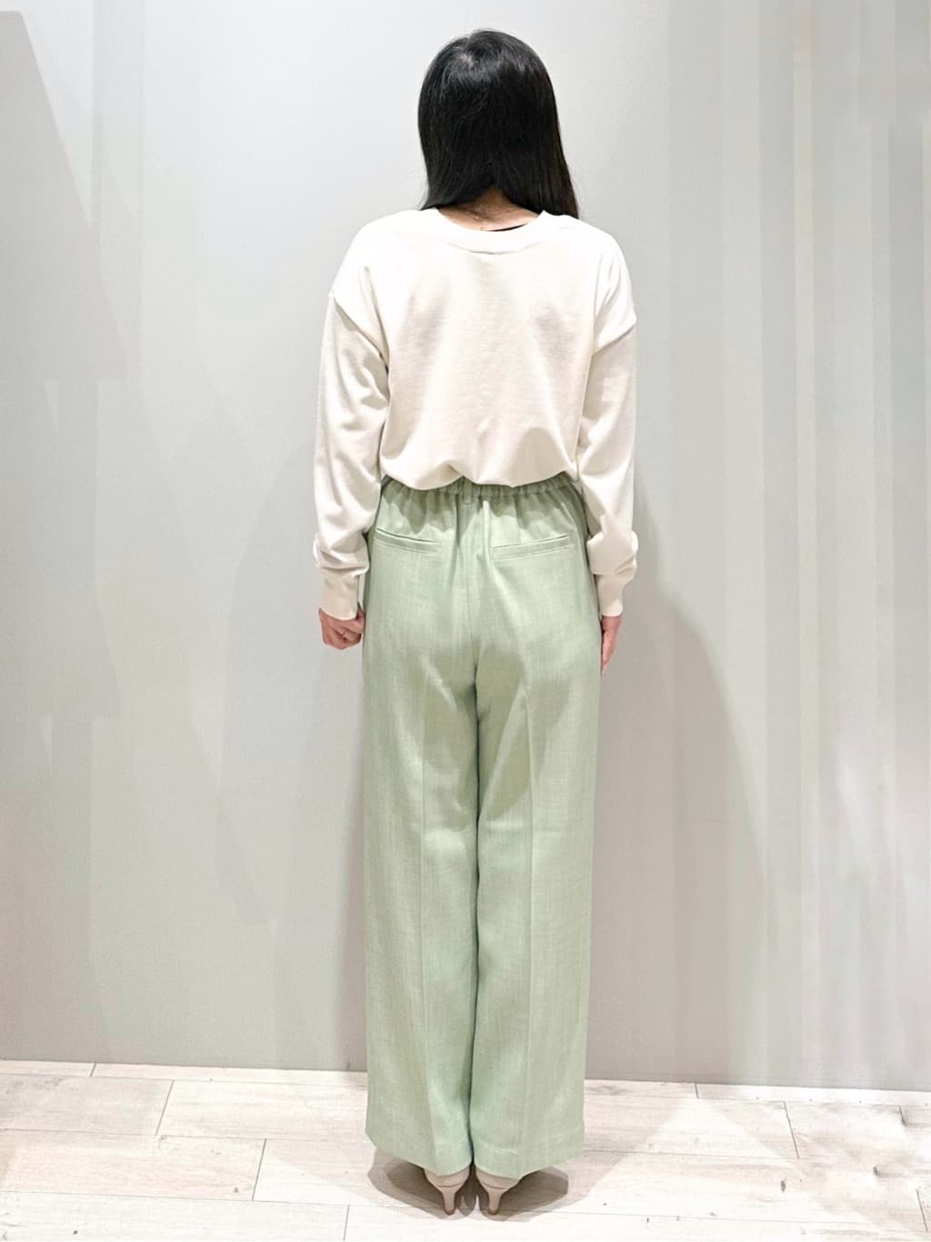 Iguさんの「THE SHOP TK｜◆【毛玉になりにくい】さらっとキレイVネックニット/洗濯機OK」を使ったコーディネート