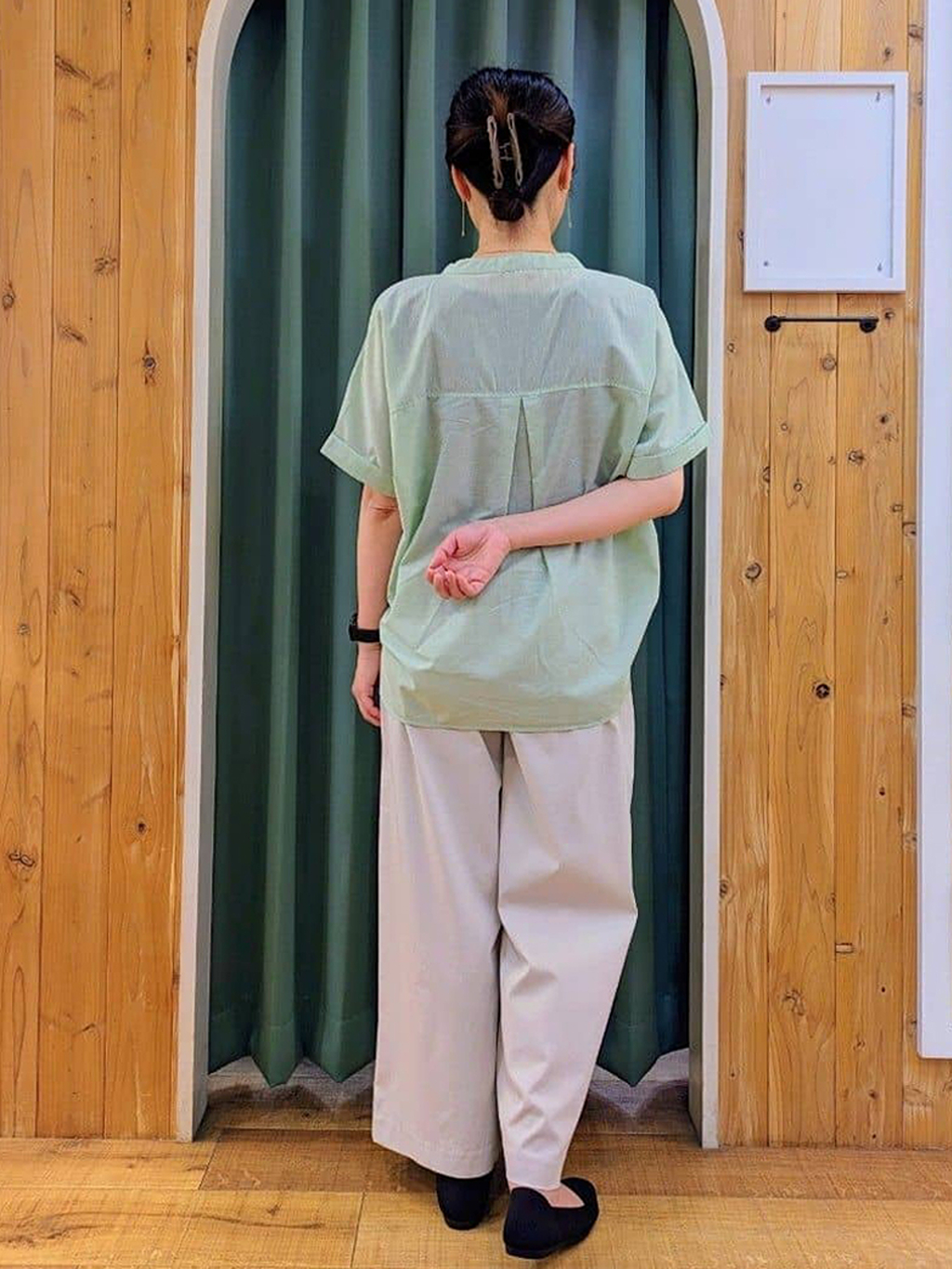 ショーコラさんの「SHOO･LA･RUE｜◆【高レビュー/洗える/UV/吸水速乾】洗濯後しわになりにくいリネンブレンドドルマンシャツ」を使ったコーディネート