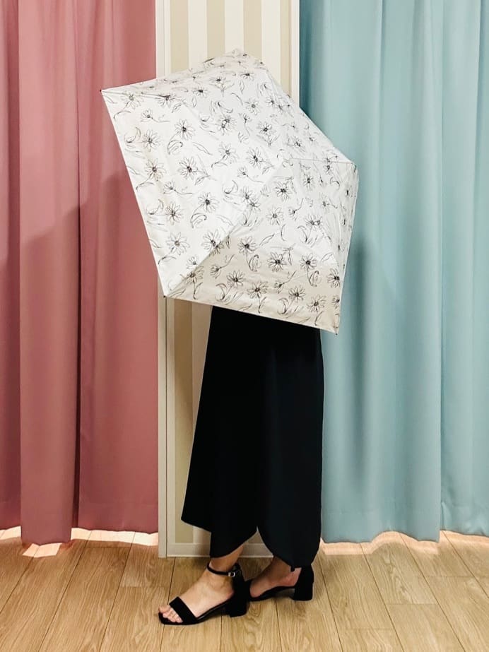 SHIiiさんの「SHOO･LA･RUE｜【折りたたみ傘/晴雨兼用/because】スーパーライトフラワーミニ」を使ったコーディネート