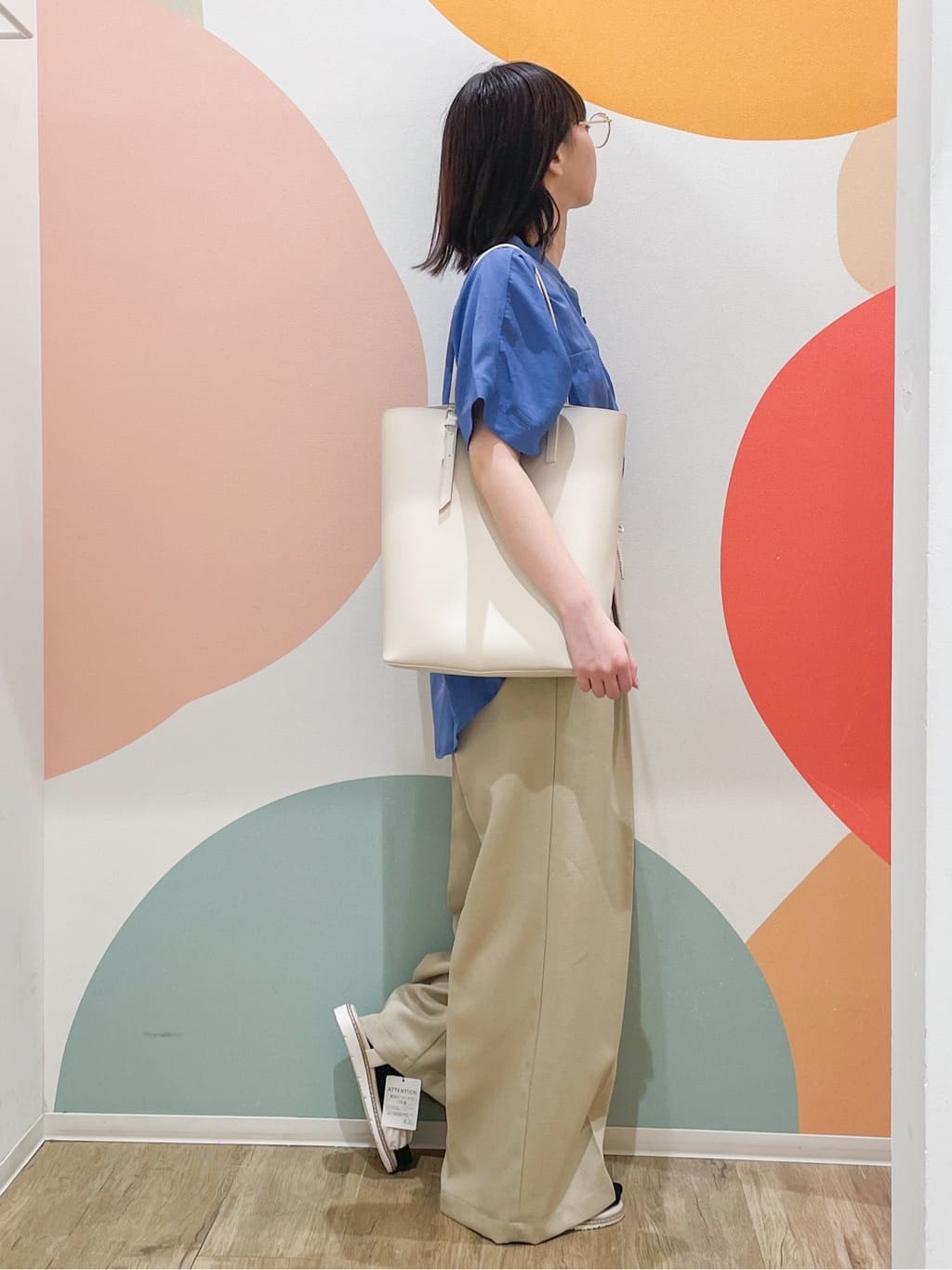 とまとさんの「SHOO･LA･RUE｜◆くしゅくしゅデザインが大人の抜け感をプラスする ギャザーベルトサンダル」を使ったコーディネート