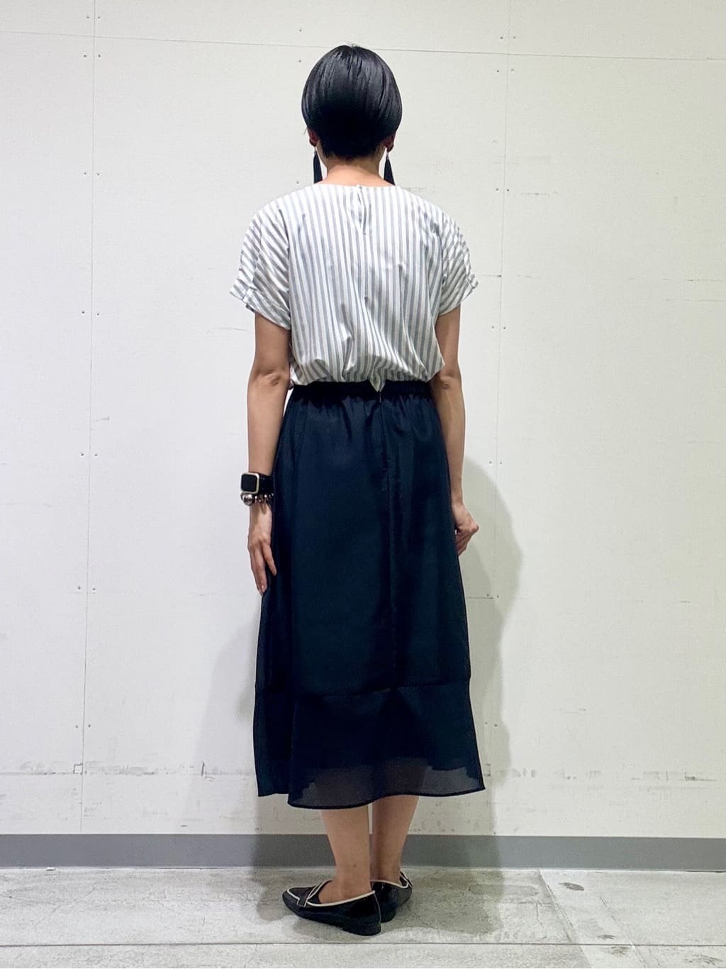 naoさんの「INDIVI｜【90cm四方】ボタニカル柄大判スカーフ」を使ったコーディネート