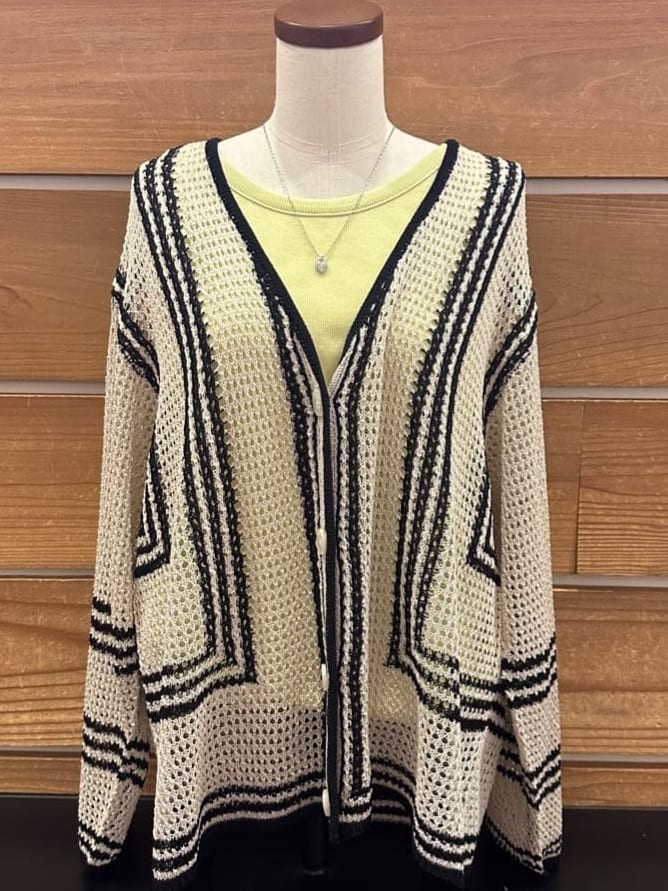 まりやんさんの「SHOO･LA･RUE｜◆レースのような編み柄が上品 Vネックカーディガン」を使ったコーディネート