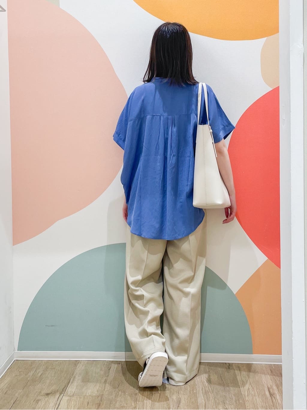 とまとさんの「SHOO･LA･RUE｜◆くしゅくしゅデザインが大人の抜け感をプラスする ギャザーベルトサンダル」を使ったコーディネート