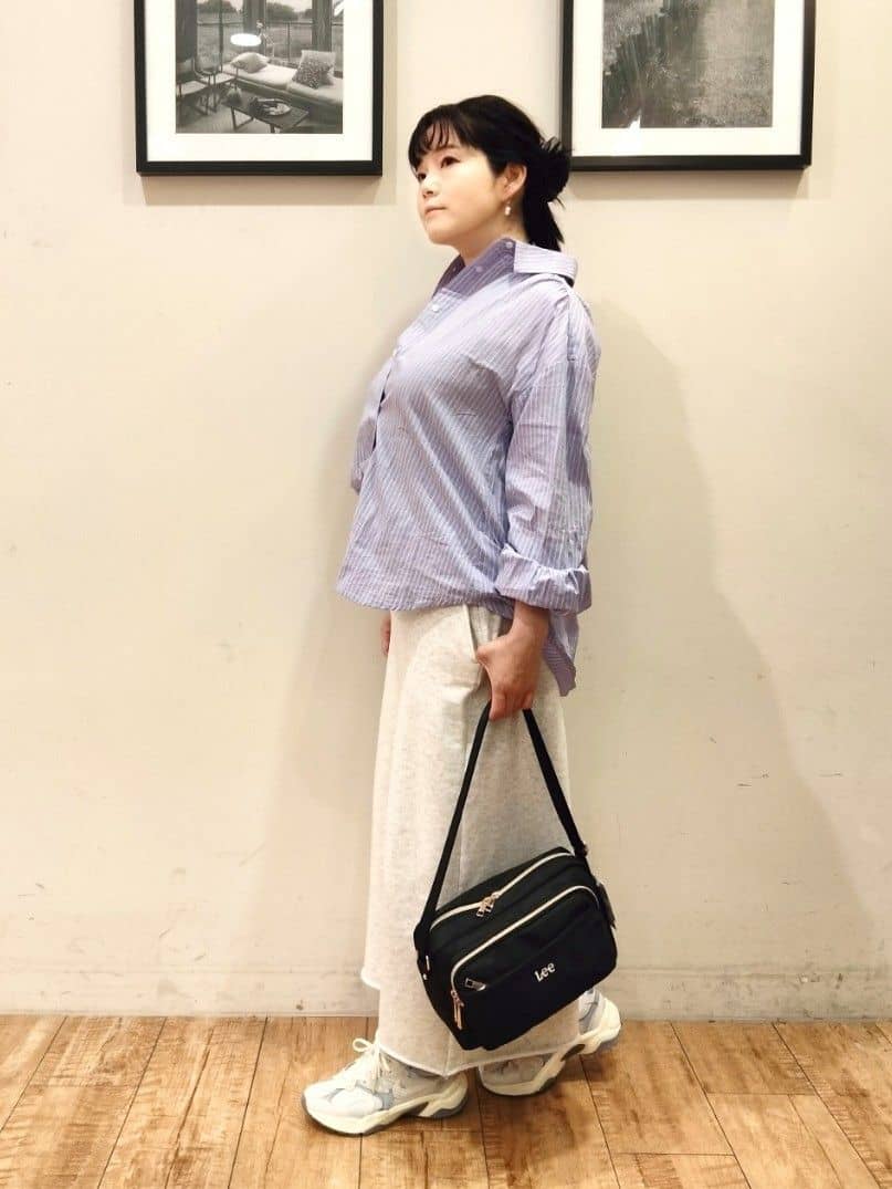 SHOOLARUEさんの「SHOO･LA･RUE｜◆【洗える】バックギャザーがポイント 綿ワッシャー前開きシャツ」を使ったコーディネート