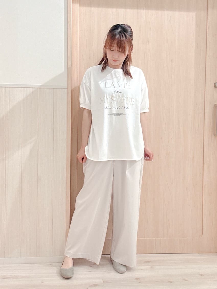 モカさんの「SHOO･LA･RUE｜【S-LL/ひんやり/UV】ぷっくりラメプリントロゴTシャツ」を使ったコーディネート