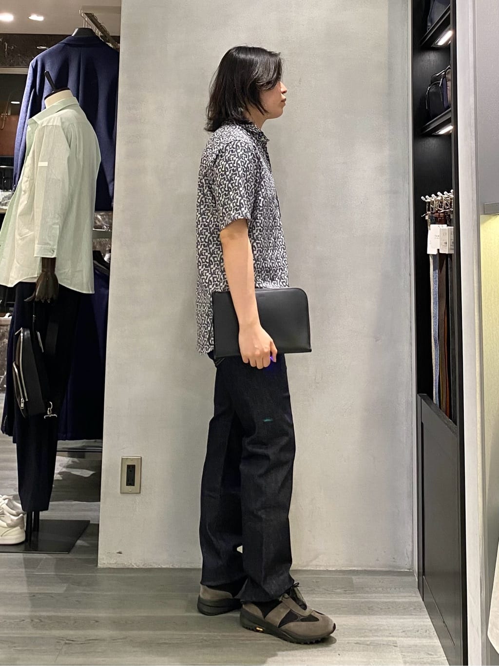 nishiさんの「TAKEO KIKUCHI｜【ベーシック】レザー クラッチバッグ」を使ったコーディネート
