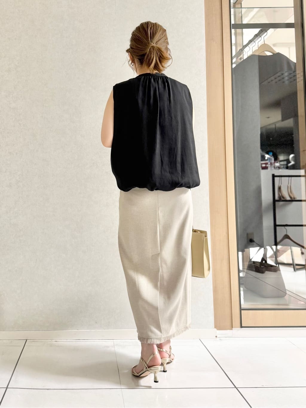 sayuさんの「UNTITLED｜◆【シアー/バンドカラー】バルーンヘムノースリーブブラウス」を使ったコーディネート