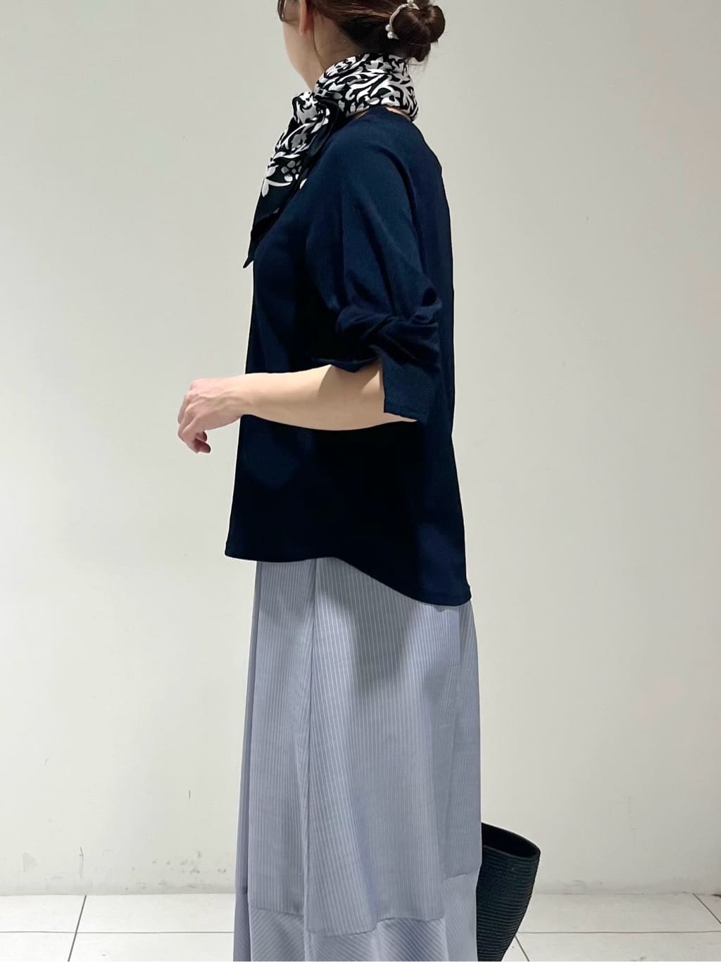 shioriさんの「INDIVI｜【90cm四方】ボタニカル柄大判スカーフ」を使ったコーディネート