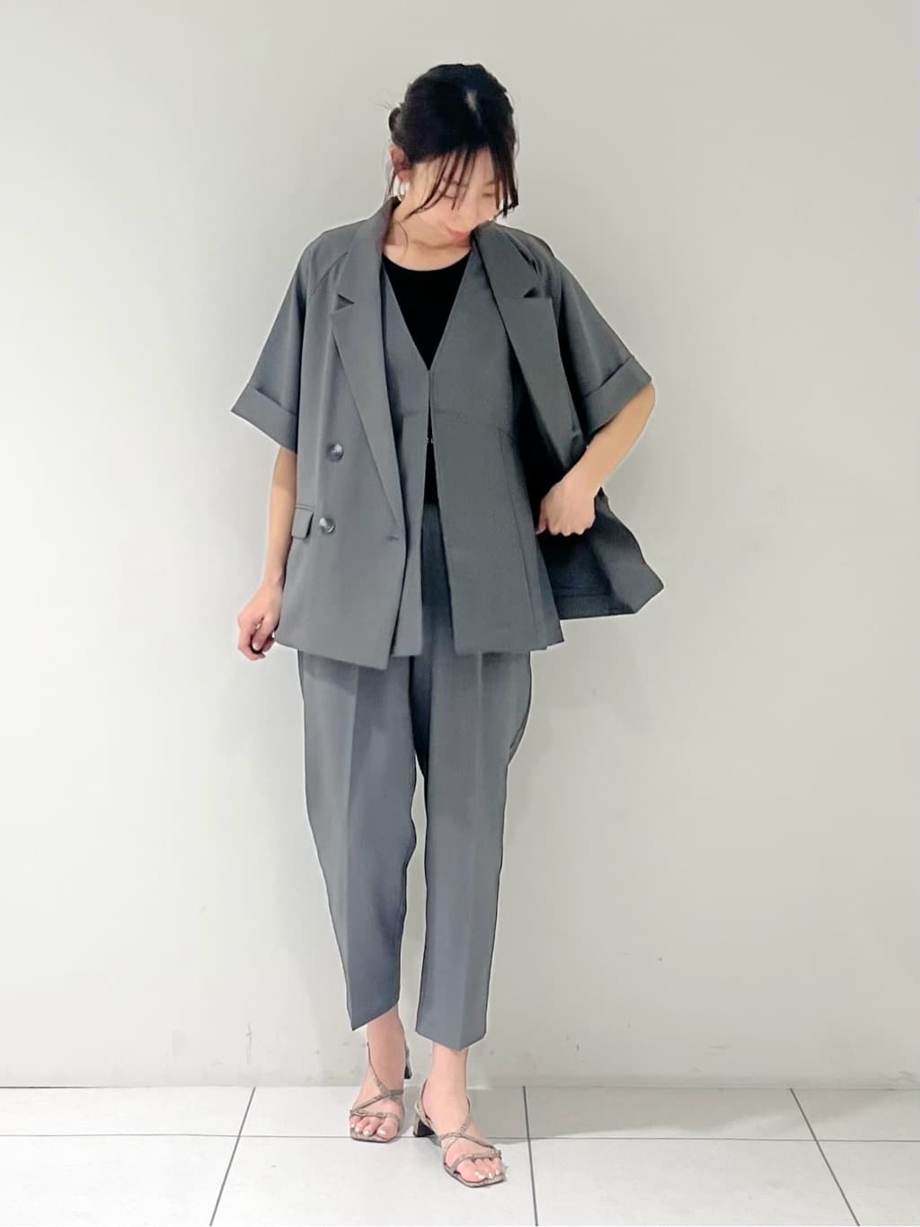 shioriさんの「INDIVI｜【接触冷感／セットアップ対応】イージーテーパードパンツ【通勤・セレモニー】」を使ったコーディネート