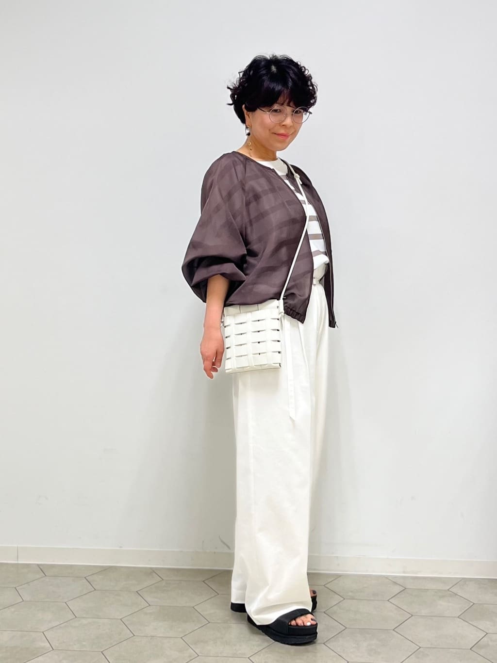 ushijimaさんの「UNTITLED｜◆【セットアップ可能／オンオフ】ラミー混 タックワイドパンツ」を使ったコーディネート