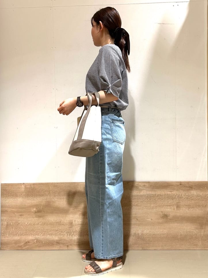 花さんの「SHOO･LA･RUE｜◆くしゅくしゅデザインが大人の抜け感をプラスする ギャザーベルトサンダル」を使ったコーディネート