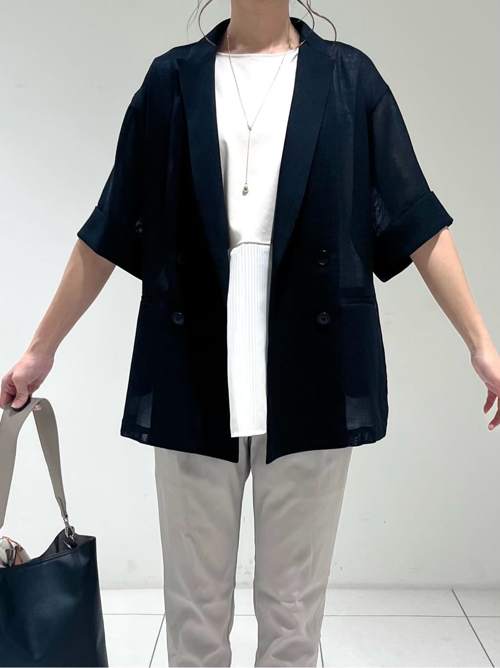 shioriさんの「INDIVI｜【洗える／レイヤードにも活躍】ペプラムインナートップス」を使ったコーディネート