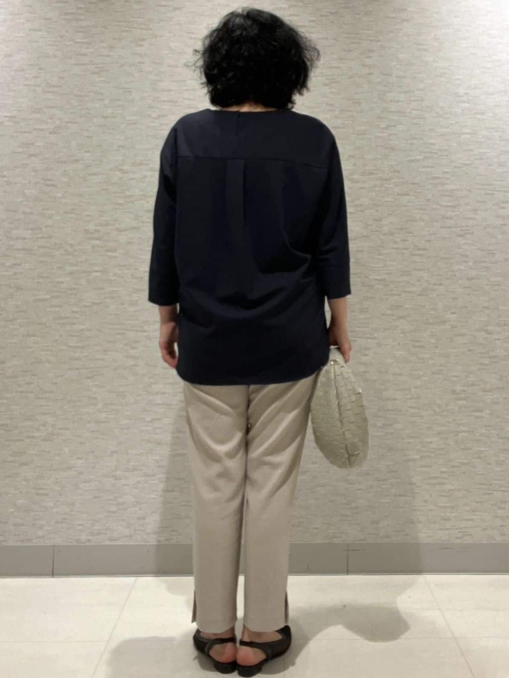 KOJIMAさんの「Reflect｜◆【マシンウォッシュ可／セットアップ可能】ドルマンスリーブVネックブラウス」を使ったコーディネート