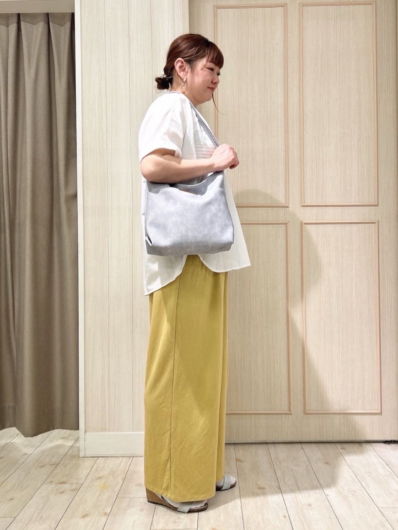 akiさんの「SHOO･LA･RUE｜◆【高レビュー/洗える/UV/吸水速乾】洗濯後しわになりにくいリネンブレンドドルマンシャツ」を使ったコーディネート