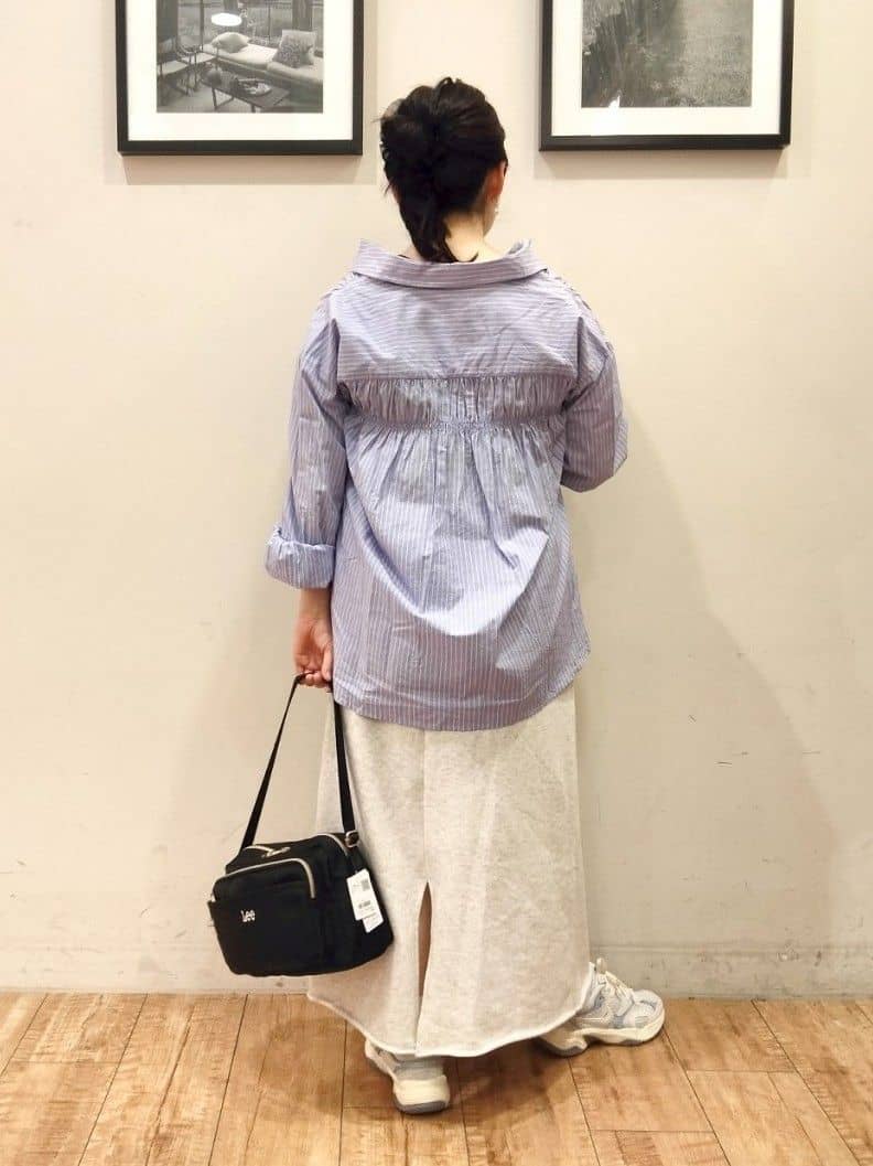 SHOOLARUEさんの「SHOO･LA･RUE｜◆【洗える】バックギャザーがポイント 綿ワッシャー前開きシャツ」を使ったコーディネート