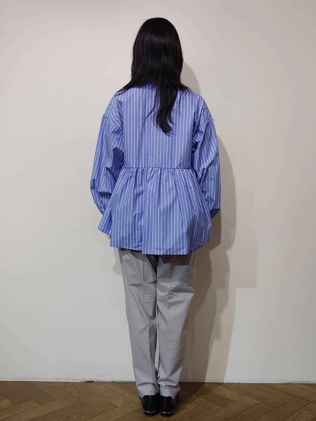 Uさんの「OPAQUE.CLIP｜◆バンドカラーペプラムシャツ【洗濯機洗い可】」を使ったコーディネート