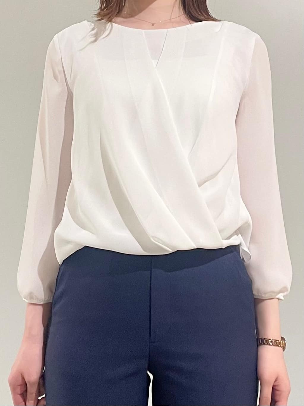 amiさんの「COUP DE CHANCE｜【洗える／日本製／通勤】カシュクール風ブラウス」を使ったコーディネート