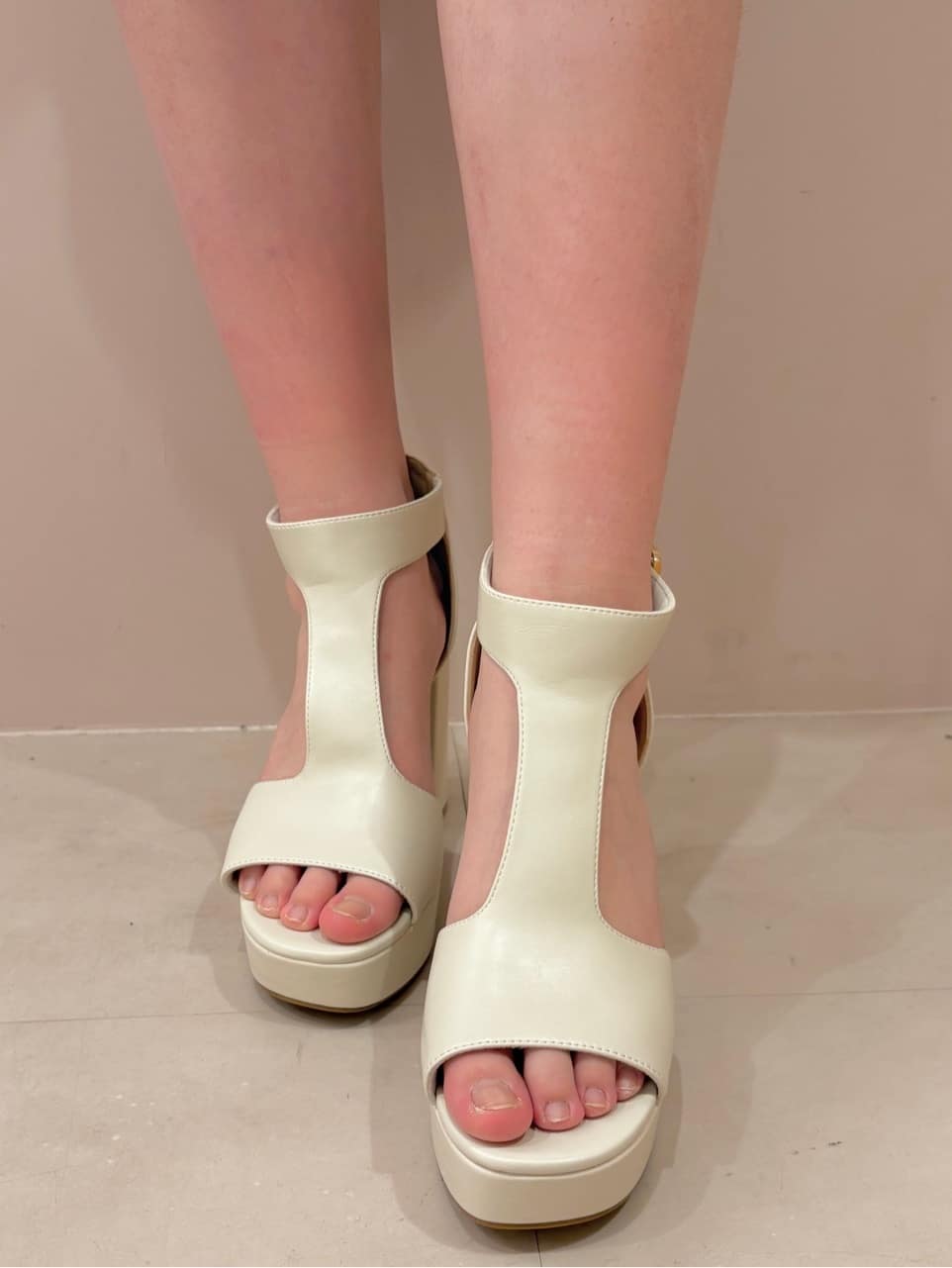 ちゃきさんの「ESPERANZA｜Tストラップスクエアサンダル」を使ったコーディネート
