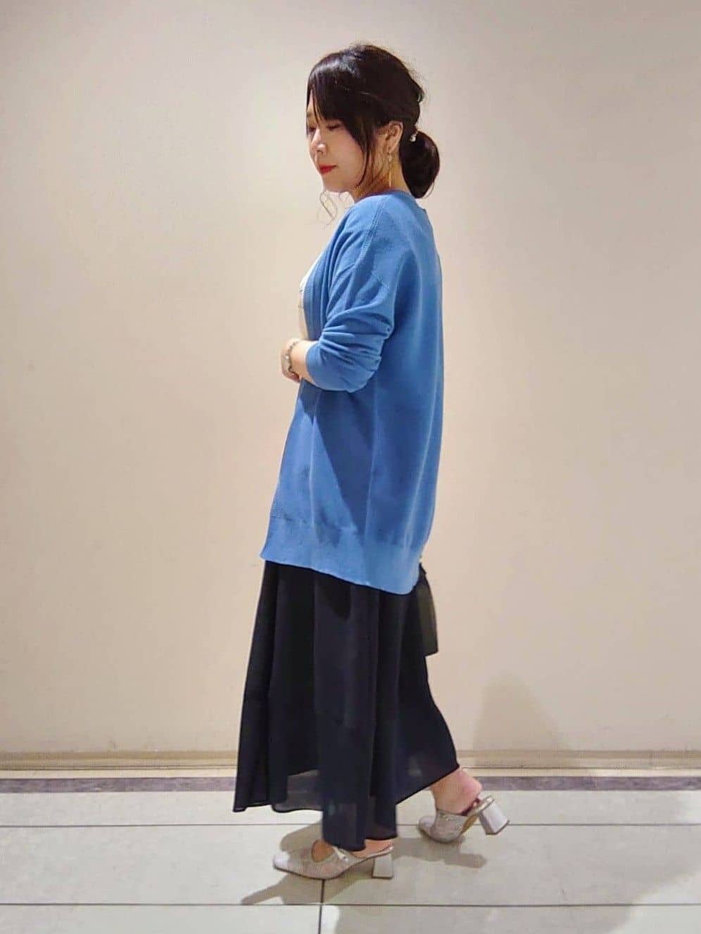 TOMOMIさんの「INDIVI｜【90cm四方】ボタニカル柄大判スカーフ」を使ったコーディネート