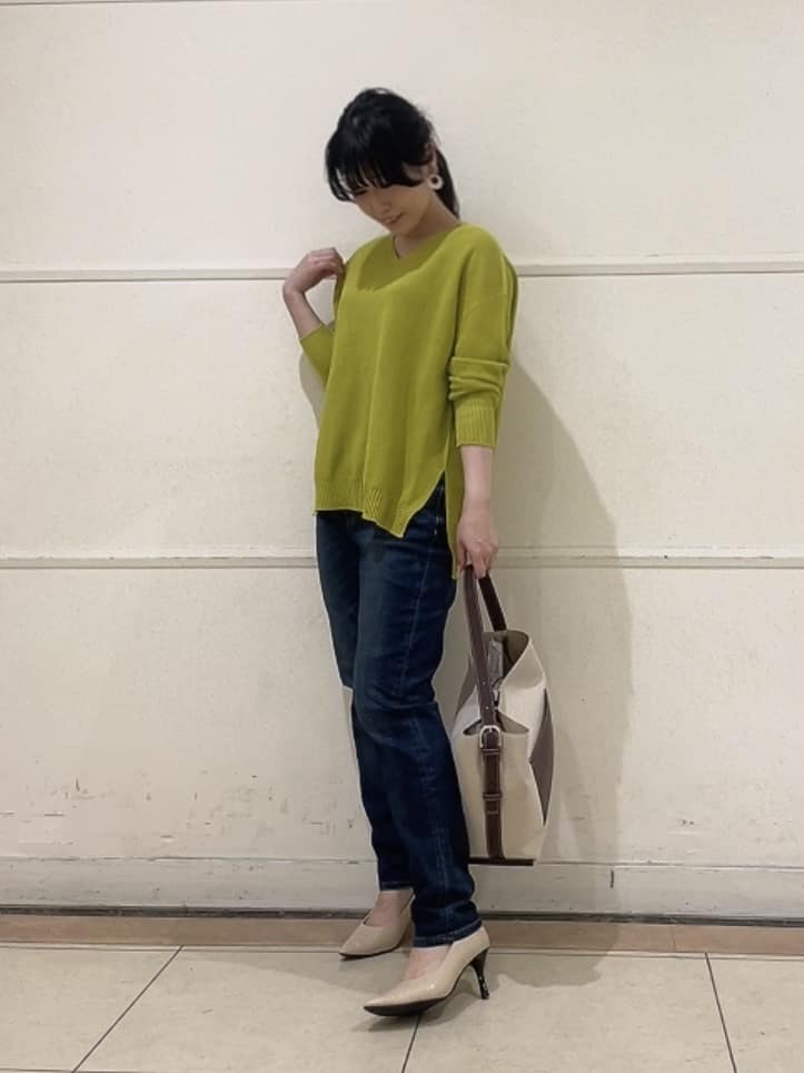 watanabeさんの「UNTITLED｜◆【体型カバー/清涼感】サイドスリット Vネックニット」を使ったコーディネート