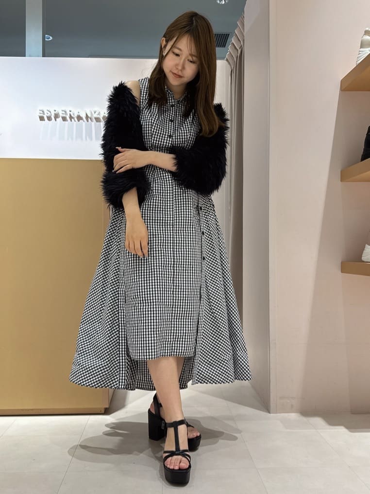 neinaさんの「ESPERANZA｜Tストラップミニバックルサンダル」を使ったコーディネート